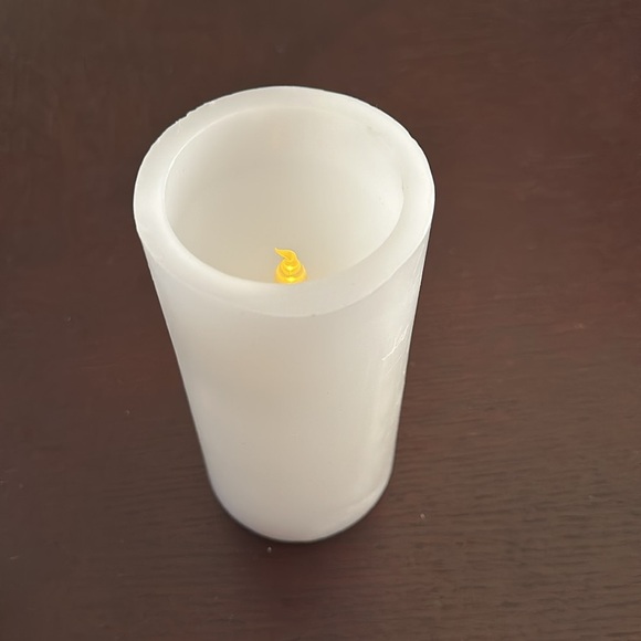 Set of three white real wax battery-operated candles - Picture 3 of 4